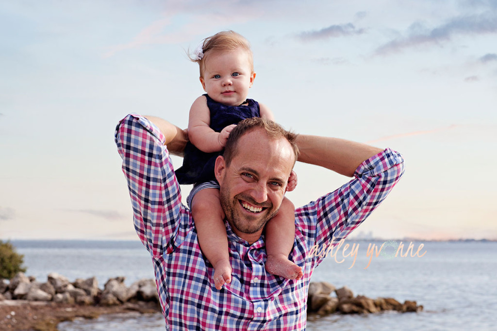 dad and daughter on shoulders at beach